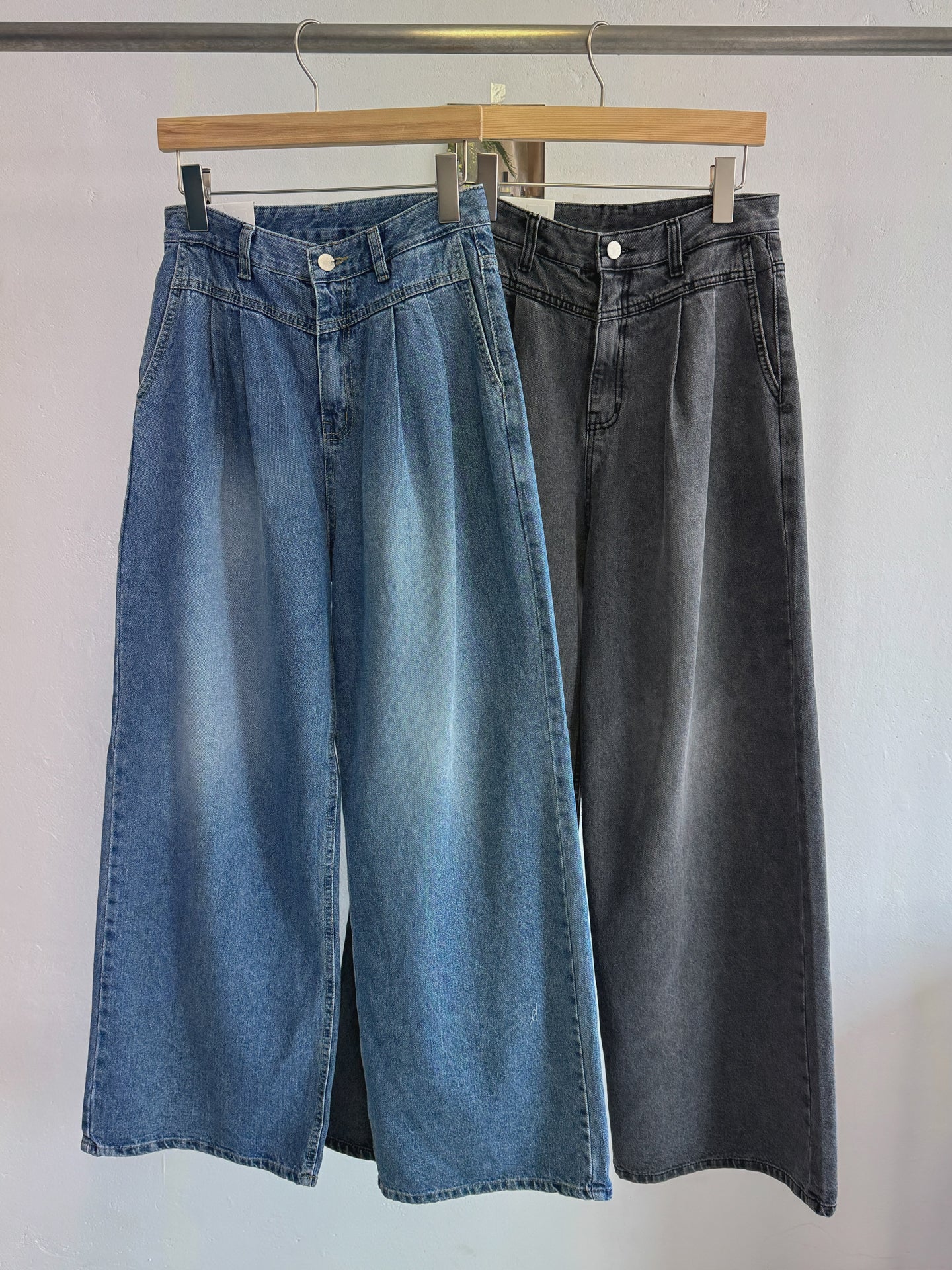 Wide fit jeans with pintucks